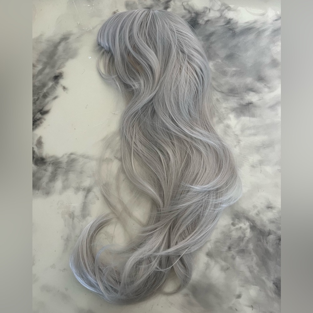 Light Gray/Silver Wig